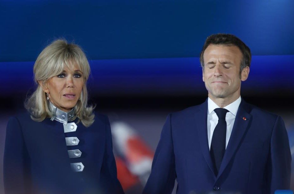 Tổng thống Pháp Emmanuel Macron và Đệ nhất phu nhân Brigitte Macron tham dự một cuộc mít tinh sau vòng bầu cử tổng thống vòng hai tại Paris, Pháp, ngày 24.4.2022. Ảnh: Xinhua