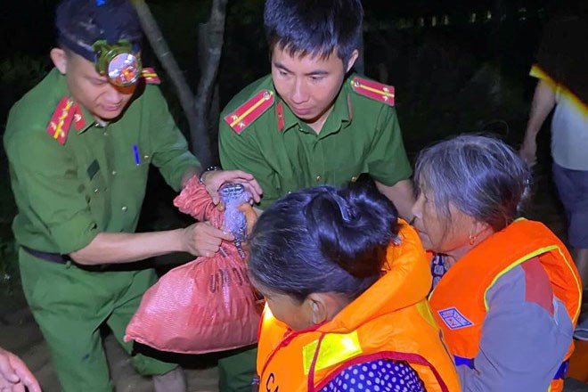 Lũ lớn khiến một xã ở Nghệ An bị cô lập, sơ tán khẩn hàng nghìn hộ dân trong đêm
