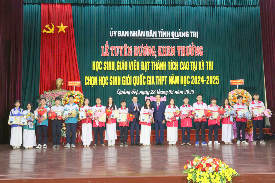 Thứ trưởng Bộ GD&ĐT Phạm Ngọc Thưởng và Phó Bí thư Thường trực Tỉnh ủy Quảng Trị Nguyễn Long Hải khen thưởng học sinh Quảng Trị đạt thành tích cao. quang-tri-hop-luc-de-phat-trien-2.jpg