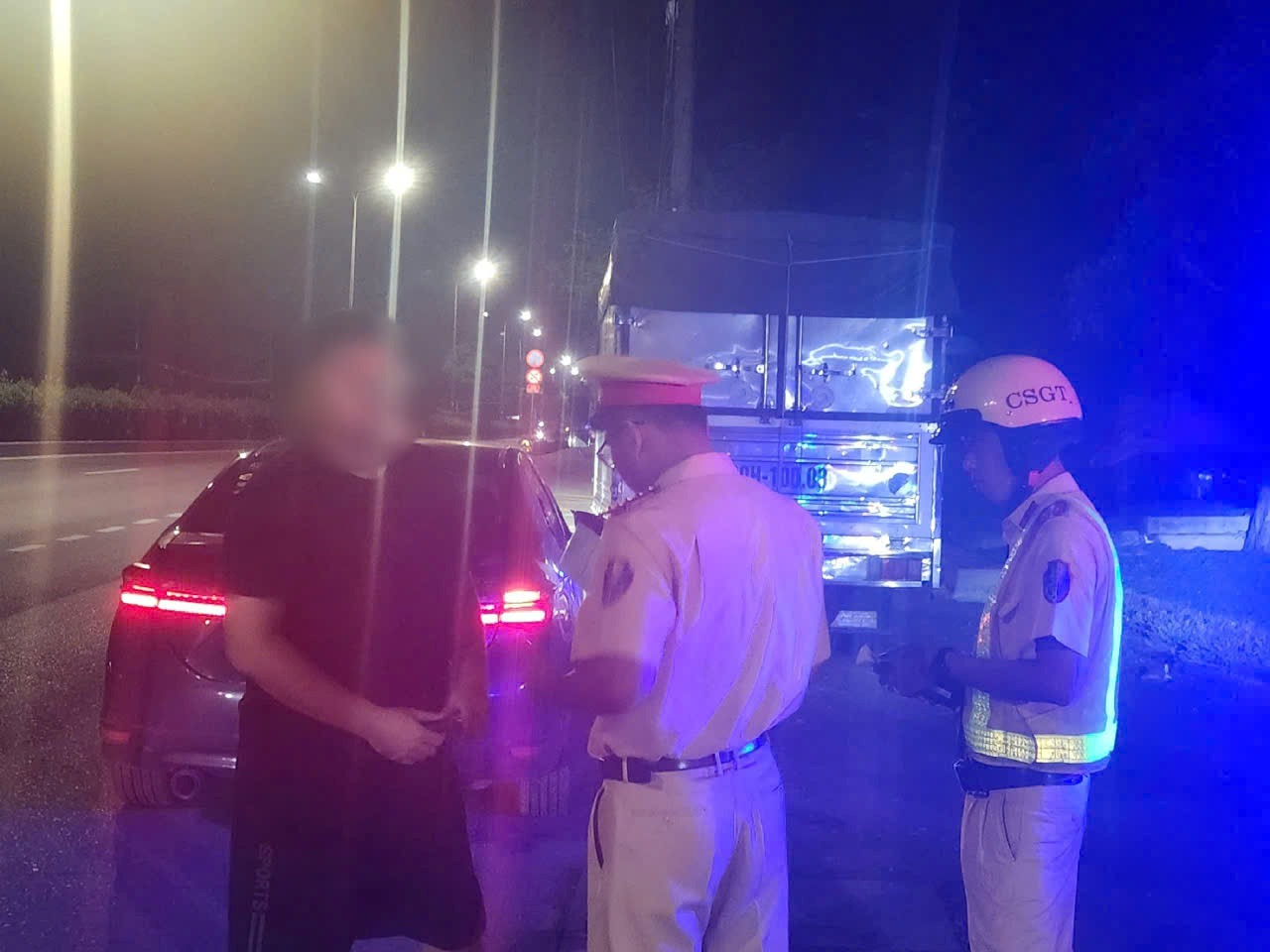 Nhiều tài xế bị kiểm soát tốc dộ và phát hiện vi phạm, lập biên bản xử phạt. Ảnh: Minh Tâm