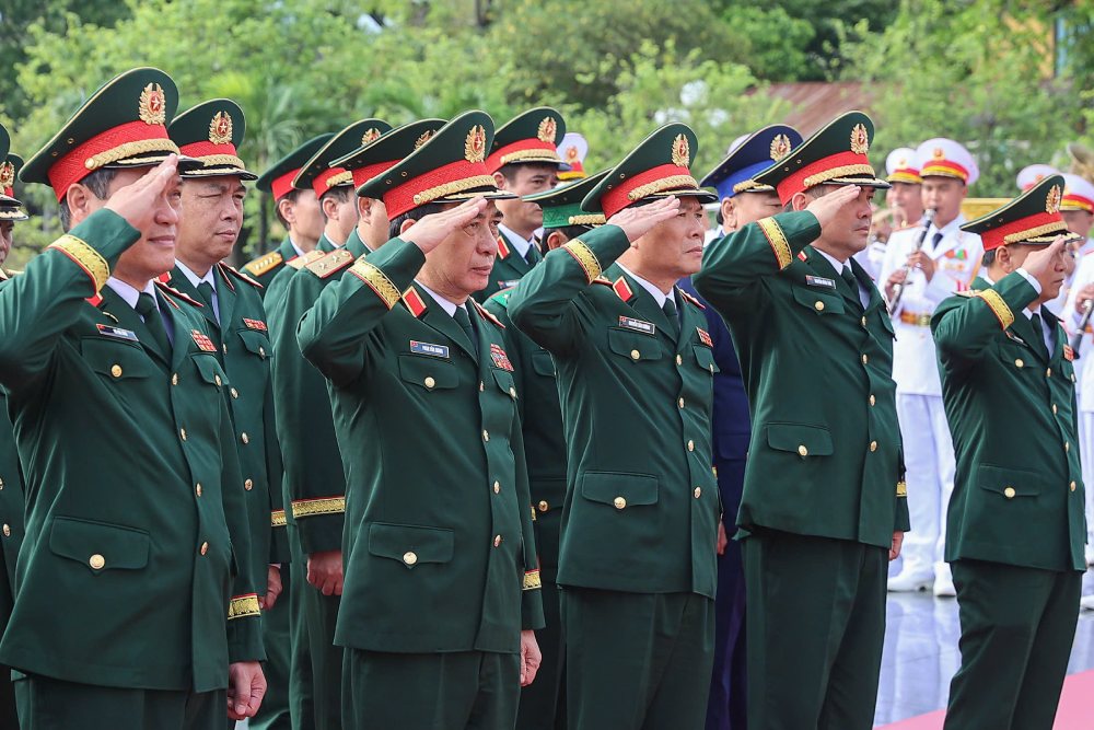 Đoàn đại biểu Quân ủy Trung ương và Bộ Quốc phòng tưởng niệm tại Đài tưởng niệm các Anh hùng liệt sĩ. Ảnh: Hải Nguyễn