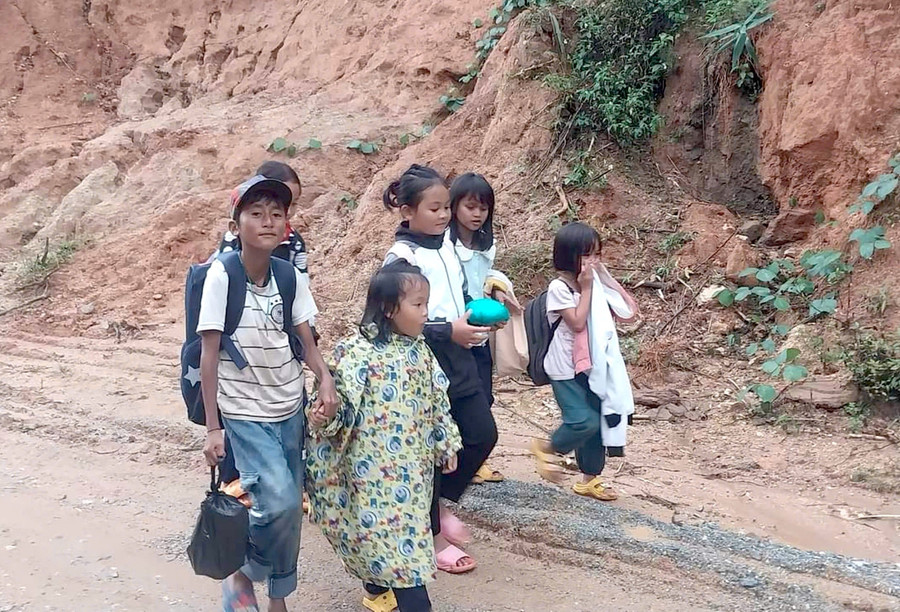 Đường đến trường của học sinh Trường Tiểu học và THCS xã Đăk Plô (Đăk Plô, Quảng Ngãi). Ảnh: Nguyễn Dung tai-cau-truc-he-thong-giao-duc-vung-kho-6.jpg