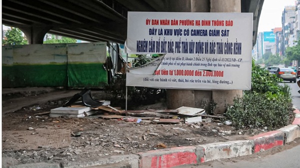 Mặc dù có biển cảnh báo cấm đổ rác nhưng một số người vẫn đổ trộm rác thải. Ảnh: Tuấn Trình