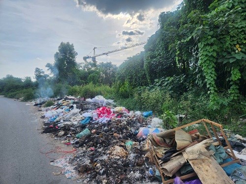 Tái diễn tình trạng đổ trộm rác thải tại một số tuyến đường của Hà Nội