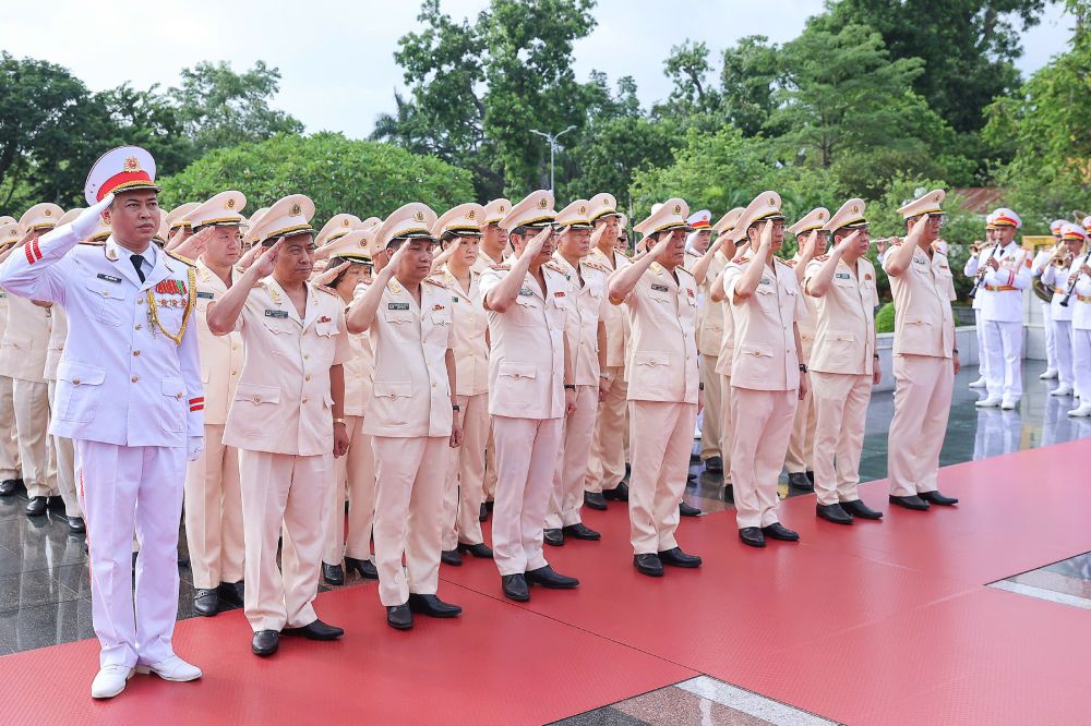 Đoàn đại biểu Đảng ủy Công an Trung ương và Bộ Công an tưởng niệm các Anh hùng liệt sĩ. Ảnh: Hải Nguyễn