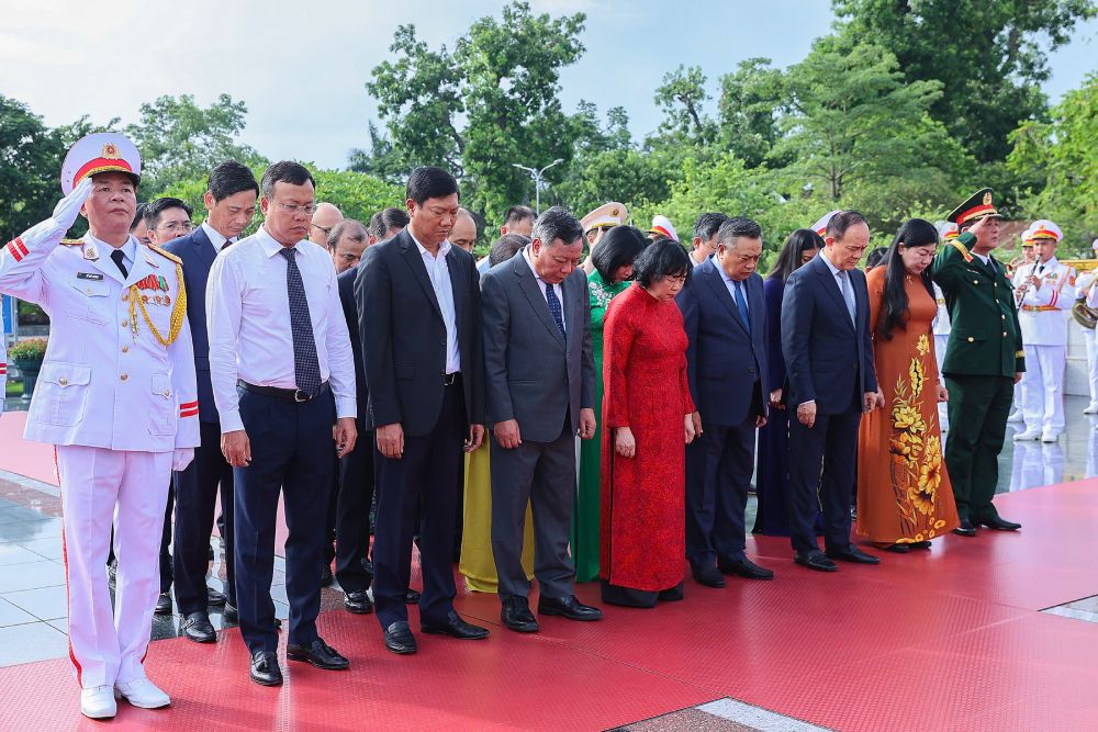 Đoàn đại biểu Thành ủy, HĐND, UBND thành phố Hà Nội tưởng niệm các Anh hùng liệt sĩ. Ảnh: Hải Nguyễn