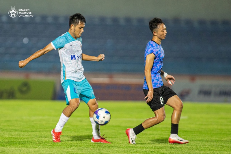 Châu Ngọc Quang (phải) là tân binh đáng chú ý của Ninh Bình FC. Ảnh: ĐNFC