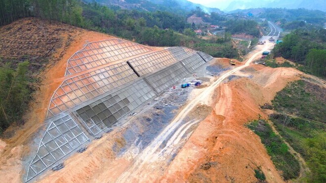 Mưa lớn cản trở thi công, Phó Thủ tướng chỉ đạo nóng 4 dự án cao tốc