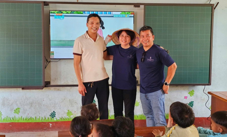 Trường Phổ thông Dân tộc bán trú Tiểu học Trà Dơn (Trà Leng, Đà Nẵng) tiếp nhận bảng trượt, tivi 55 inch và đầu phát wifi phục vụ cho việc dạy - học ở các điểm trường lẻ từ nguồn hỗ trợ của nhà hảo tâm. Ảnh: NTCC tai-cau-truc-he-thong-giao-duc-vung-kho-5.jpg