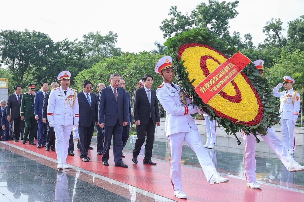 Các lãnh đạo, nguyên lãnh đạo Đảng, Nhà nước, Mặt trận Tổ quốc Việt Nam đặt vòng hoa tại Đài tưởng niệm các Anh hùng liệt sĩ. Ảnh: Hải Nguyễn