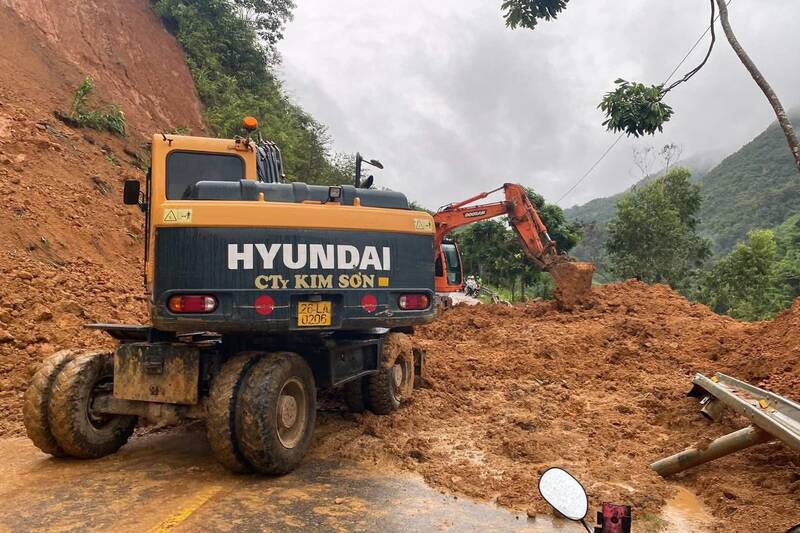 Sạt lở quốc lộ 4G đoạn qua xã Huổi Một. Ảnh: Trường Sơn