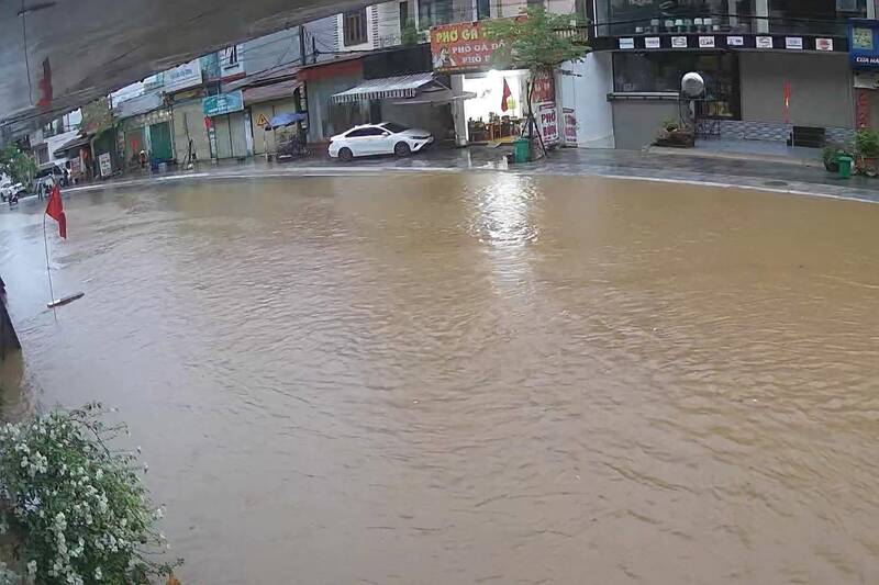 Ngập úng cục bộ tại tiểu khu 10, phường Mộc Châu, tỉnh Sơn La sáng ngày 25.7.2025. Ảnh: Trường Sơn