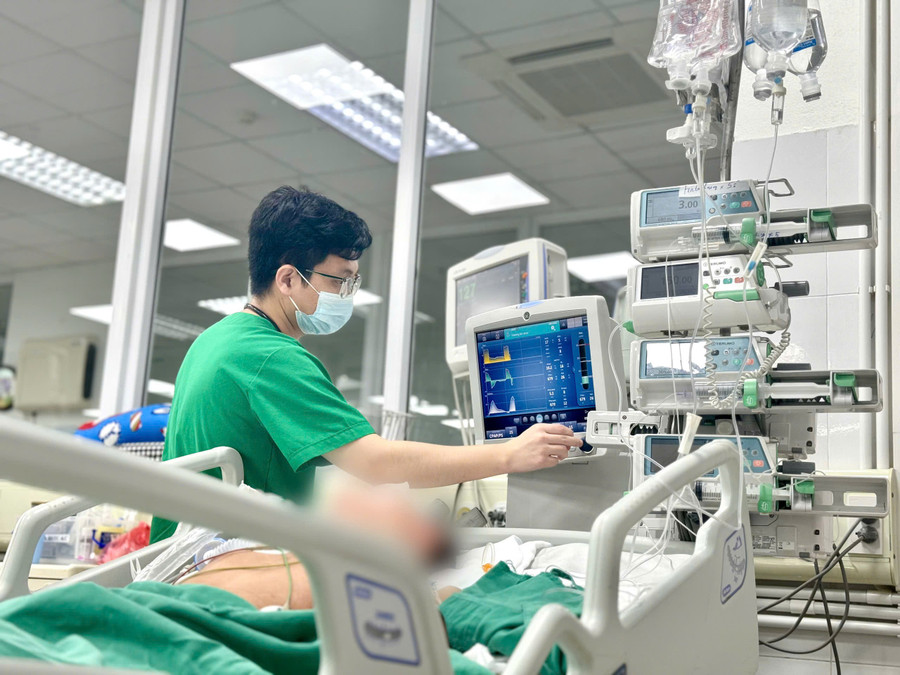 Bệnh nhân không thể tự ăn uống hay vận động. Ảnh: BVCC