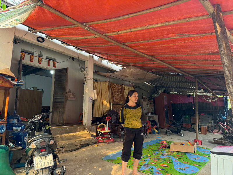 Người dân sống lay lắt bên khu tái định cư chục tỉ đồng. Ảnh: Khánh Linh