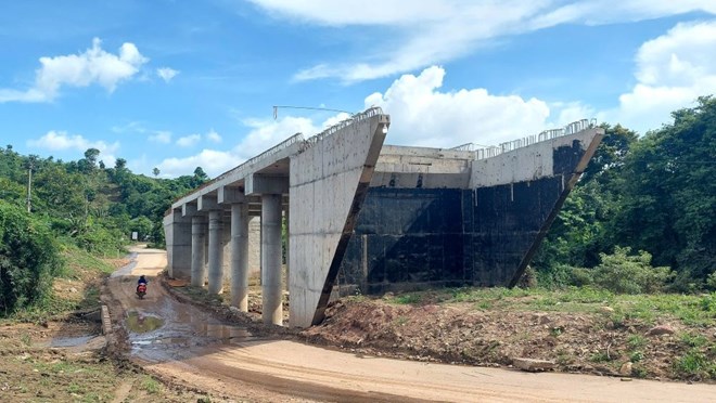 Cầu vượt lũ ở Quảng Trị dang dở, người dân khổ sở lội nước lũ
