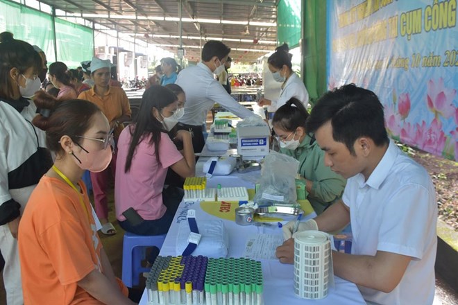 Công nhân lao động trong cụm công nghiệp Tân An (tỉnh Đắk Lắk) được khám sức khỏe, cấp thuốc miễn phí. Ảnh: Bảo Trung