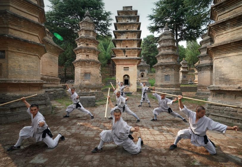 Các nhà sư Thiếu Lâm luyện võ tại rừng tháp của chùa. Ảnh: Xinhua