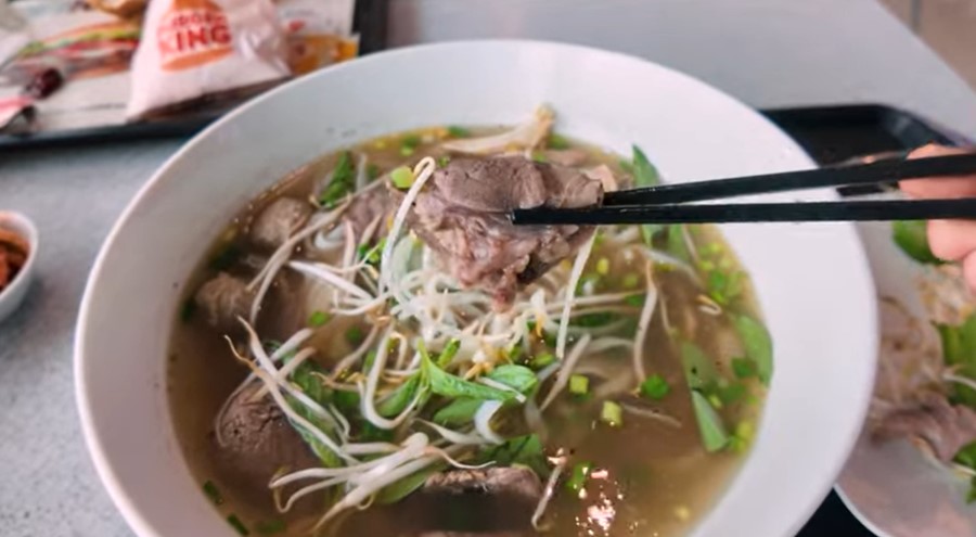 Cận cảnh bát phở Wagyu với thịt bò, bò viên, thịt gà. Ảnh: Cắt từ video