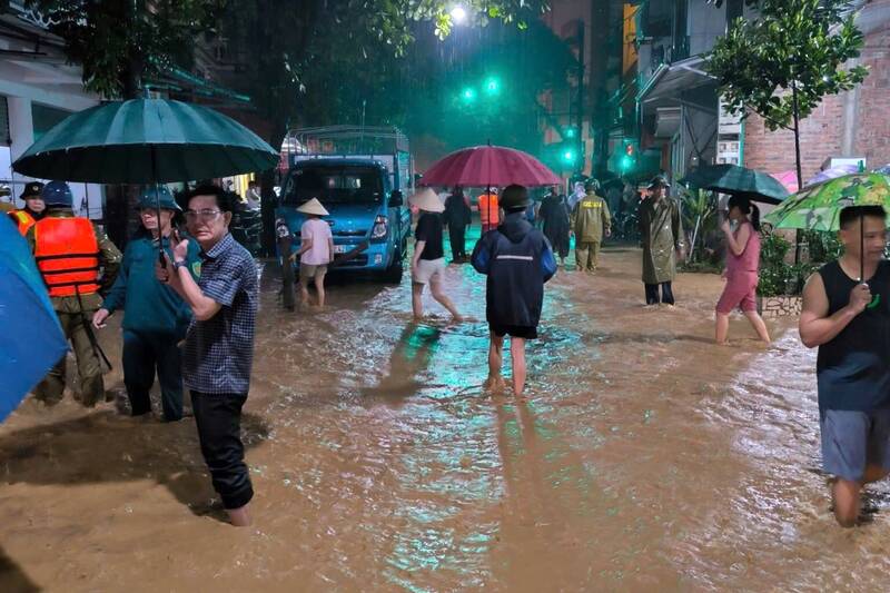 Một số khu vực tại xã Sông Mã, tỉnh Sơn La bị ngập sâu từ 21h30 ngày 26.7. Ảnh: Trường Sơn