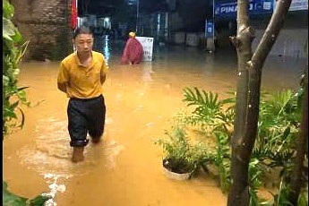 Từ tối ngày 26.7, khu vực trung tâm xã Bình Thuận bị ngập sâu trong nước. Ảnh: Trường Sơn