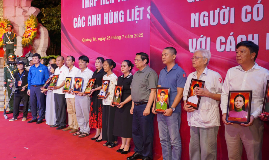 Thủ tướng Phạm Minh Chính và các đại biểu trao di ảnh 80 liệt sĩ tới các gia đình. 4239f6b3f6a57ffb26b4.jpg