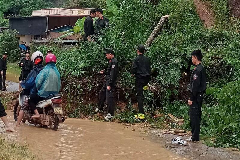 Lực lượng chức năng khắc phục hậu quả do mưa lũ tại xã Huổi Một. Ảnh: Trường Sơn