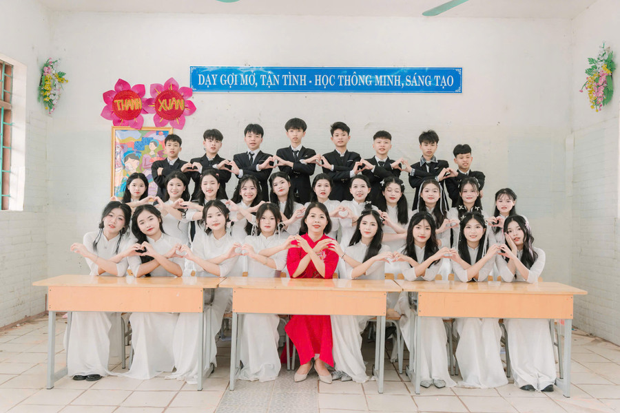 Cô Hoà cùng học trò. NVCC. nung-3.jpg