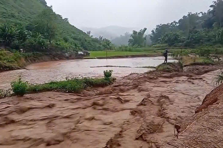 Lũ quét làm vỡ ao cá của một hộ dân xã Bó Sinh, tỉnh Sơn La. Ảnh: Trường Sơn