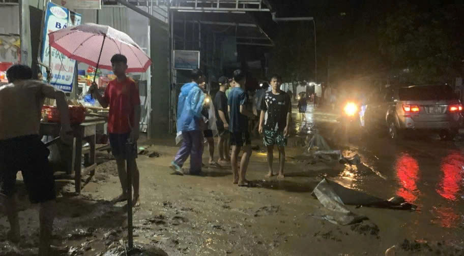 Người dân xã Chiềng Sơ dọn dẹp trong đêm sau trận mưa lớn gây ngập úng nghiêm trọng. Ảnh: Văn Thương