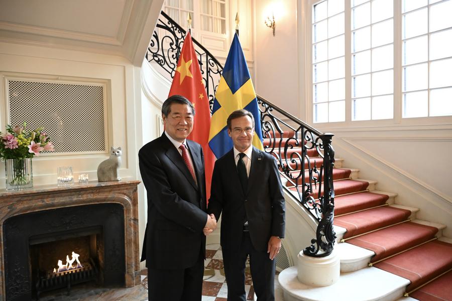 Thủ tướng Thụy Điển Ulf Kristersson (phải) gặp Phó Thủ tướng Trung Quốc Hà Lập Phong, trưởng đoàn đàm phán Trung Quốc, tại Stockholm, Thụy Điển, ngày 28.7.2025. Ảnh: Xinhua