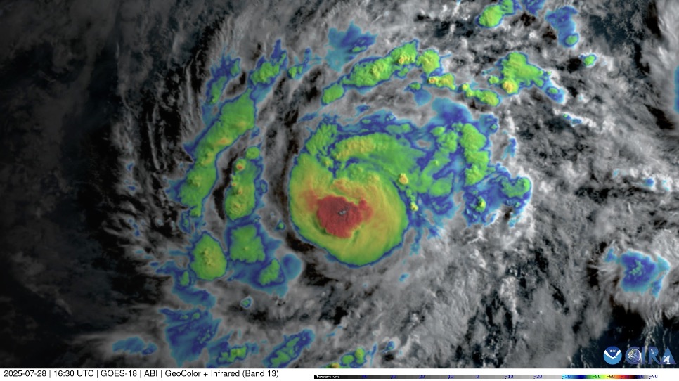 Bão Iona tăng cấp thành cuồng phong. Ảnh: NOAA