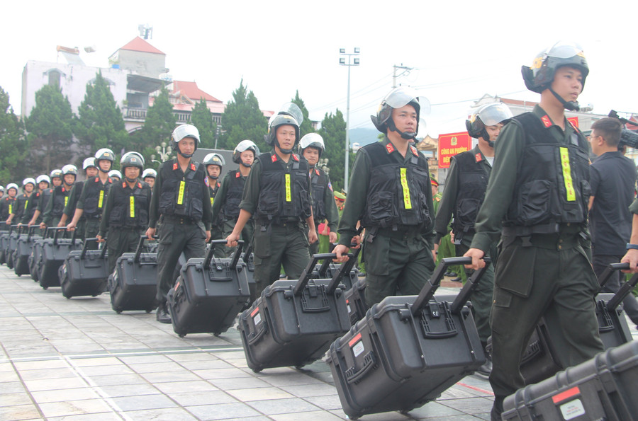 Khối CSCĐ thực hiện ra quân bảo đảm an ninh trật tự trên địa bàn. ra-quan-1.jpg