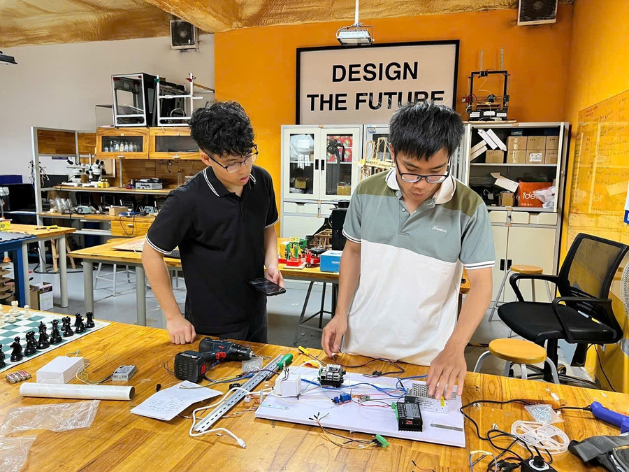 Học sinh Hà Nội ứng dụng công nghệ AI phát triển thùng rác thông minh