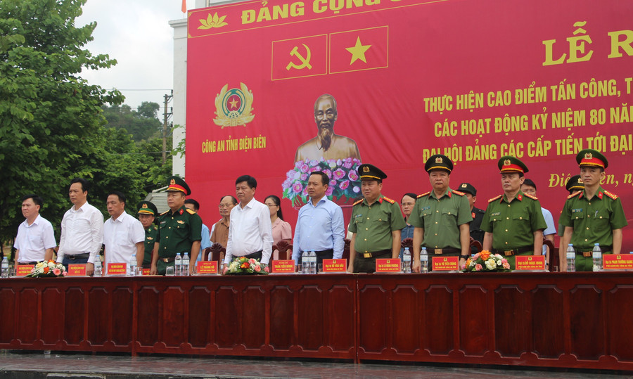 Các đại biểu tới dự buổi lễ. ra-quan-2.jpg