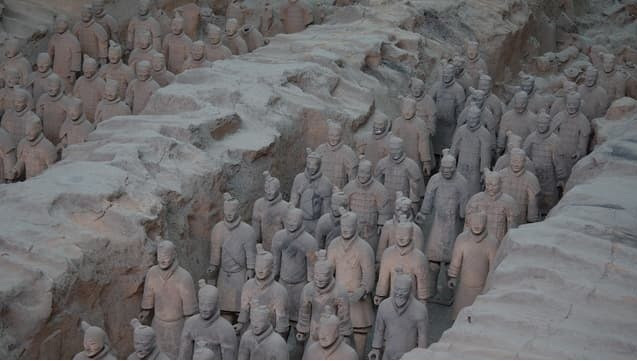 Đội quân đất nung mô tả đội quân của Tần Thủy Hoàng, vị hoàng đế đầu tiên của Trung Quốc.