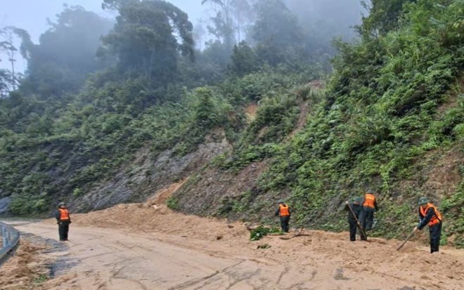 Mưa kéo dài, đường Hồ Chí Minh nhánh Tây xuất hiện 7 điểm sạt lở đất
