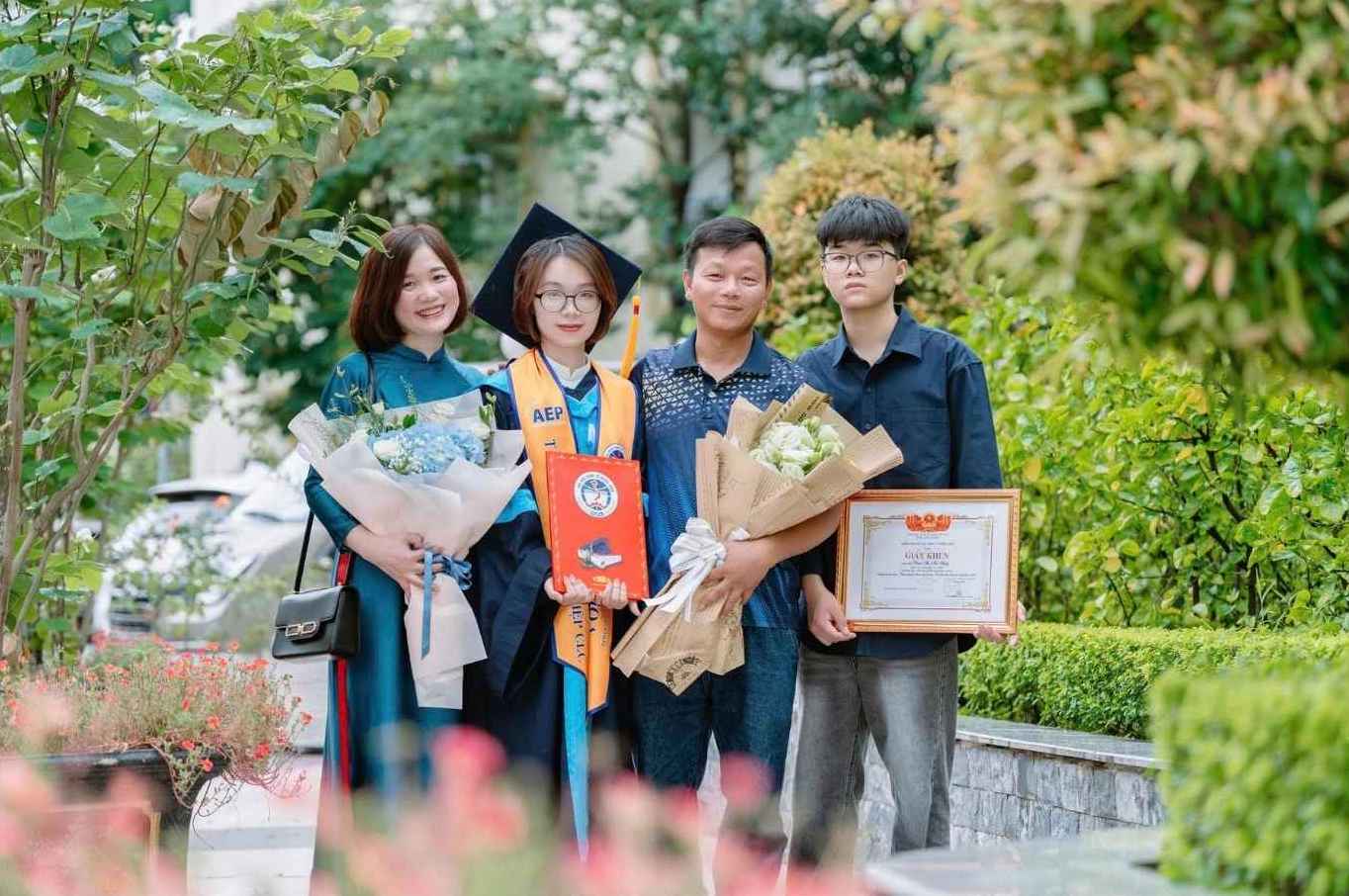 Phan Thị Thu Thuỷ bên gia đình. Ảnh: NVCC