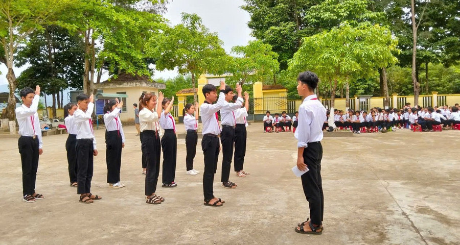 Một tiết hoạt động ngoại khoá của học sinh Trường TH và THCS Ea Trol. trang-2.jpg