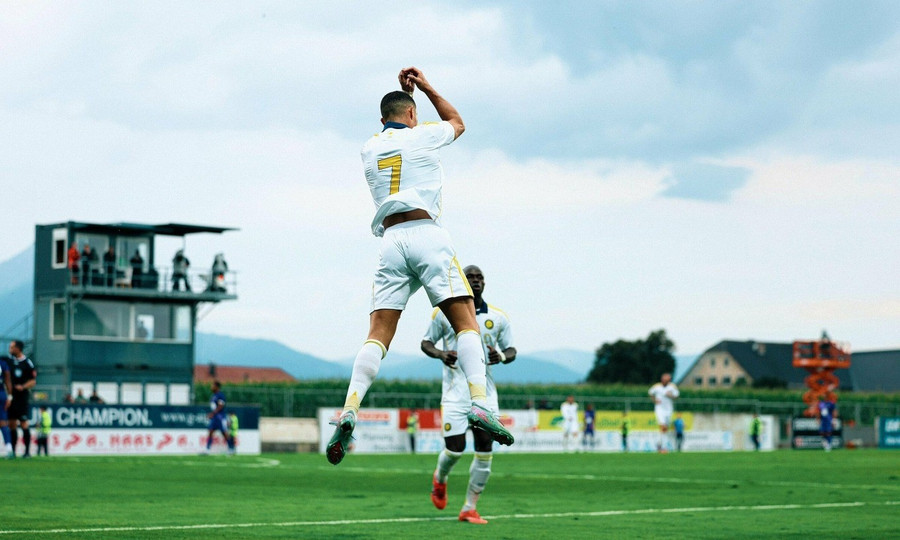 Màn ăn mừng quen thuộc của tiền đạo 40 tuổi sau khi ghi bàn vào lưới đại diện Ligue 1 2.jpg