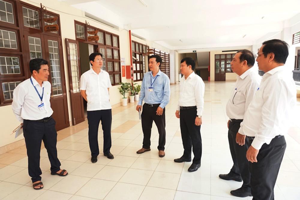 Phó Chủ tịch UBND tỉnh Huỳnh Minh Tuấn khảo sát tại Trường THPT chuyên Tiền Giang. Ảnh: Cổng thông tin điện tử Đồng Tháp.