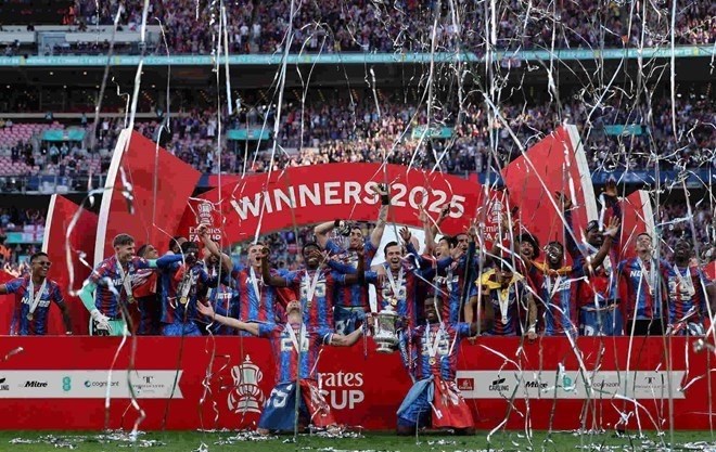 Marc Guehi là đội trưởng của Crystal Palace vô địch Carabao Cup mùa trước. Ảnh: AFP