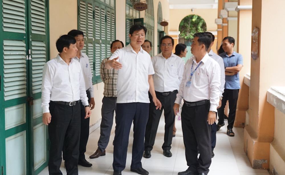 Đoàn khảo sát thực tế tại Trường THPT Nguyễn Đình Chiểu. Ảnh: Cổng thông tin điện tử Đồng Tháp.