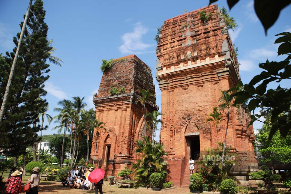Di tích Tháp Đôi thu hút đông đảo du khách tham quan. Ảnh: Hoài Phương