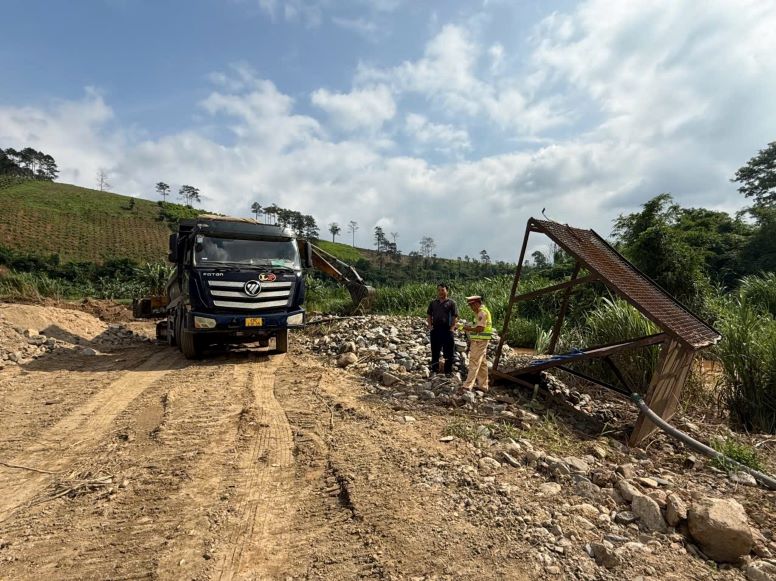 Lực lượng chức năng ghi nhận tại khu vực phát hiện chiếc xe ben. Ảnh: Lam Hồng
