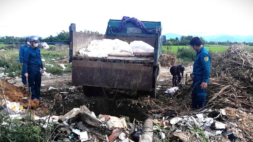 Lực lượng chức năng thu gom, tiêu huỷ xác lợn bị vứt ra môi trường. Ảnh: Văn Minh
