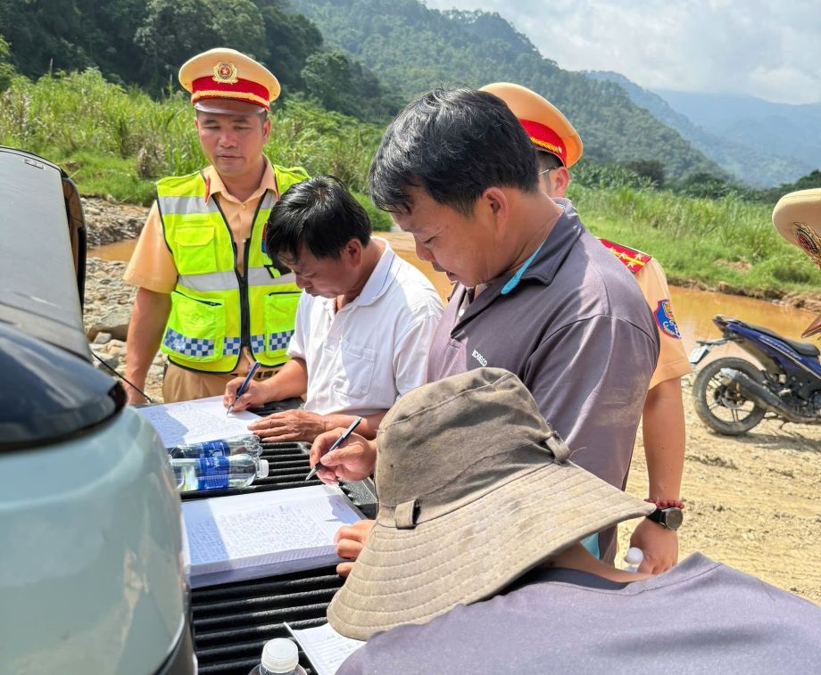 Lực lượng công an làm việc với những người liên quan. Ảnh: Lam Hồng