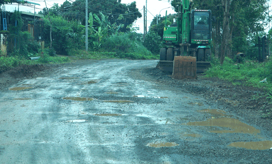 Công trường vắng bóng nhân công, phương tiện. Ảnh: Thanh Tuấn