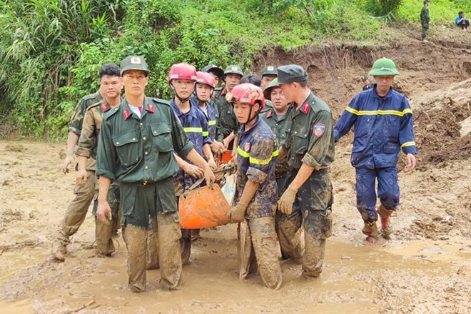 Chiến sĩ công an, quân đội dầm mình trong bùn đất giúp dân vùng lũ ở Điện Biên