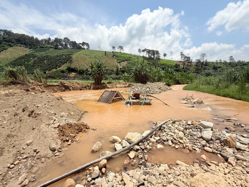 Máy móc được phát hiện tại hiện trường. Ảnh: Lam Hồng