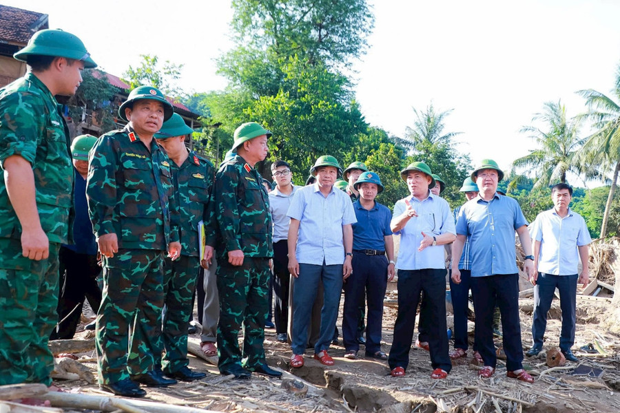 Phó Thủ tướng Hồ Đức Phớc tại vùng lũ bản Xiềng Tắm, xã Mỹ Lý. (Ảnh: Thành Duy/BNA) z6869501070148-fbf75aacc485da9bc.jpg
